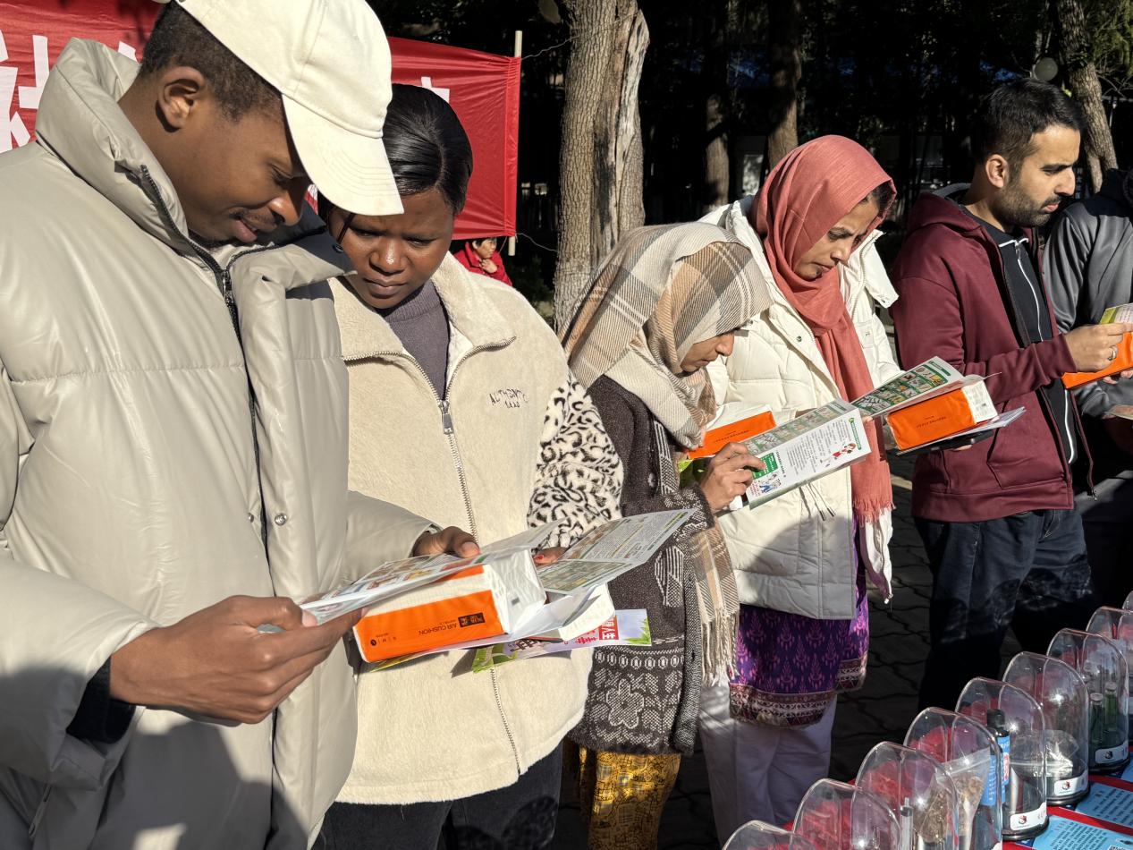 11.26“仿真毒品”进社区，红卫路这波禁毒宣传太硬核.docx