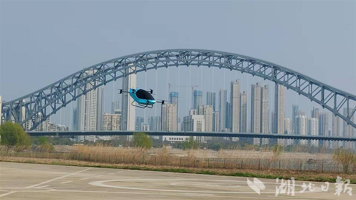 3月6日，鄂产eVOLT在汉江湾体育公园试飞。（湖北日报全媒记者戴文辉摄）