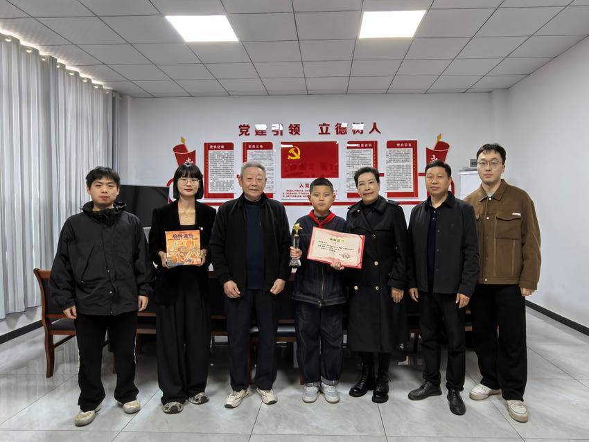 宜城市关工委看望荣获全省青少年“中华魂”主题演讲小学组一等奖学生杨景皓.docx