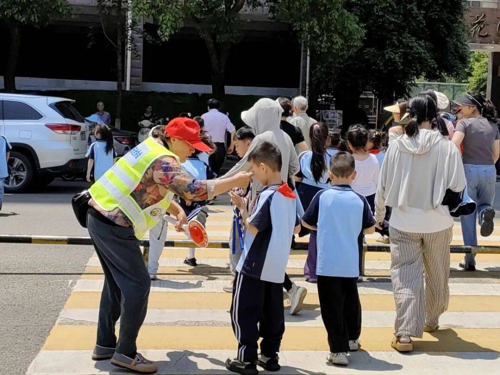 从讲台到斑马线 '马路奶奶'守护少年平安路