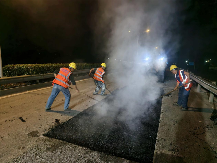 通宵鏖战护坦途：东西湖区服投集团连夜抢修1100平方米破损匝道(1)(1).docx