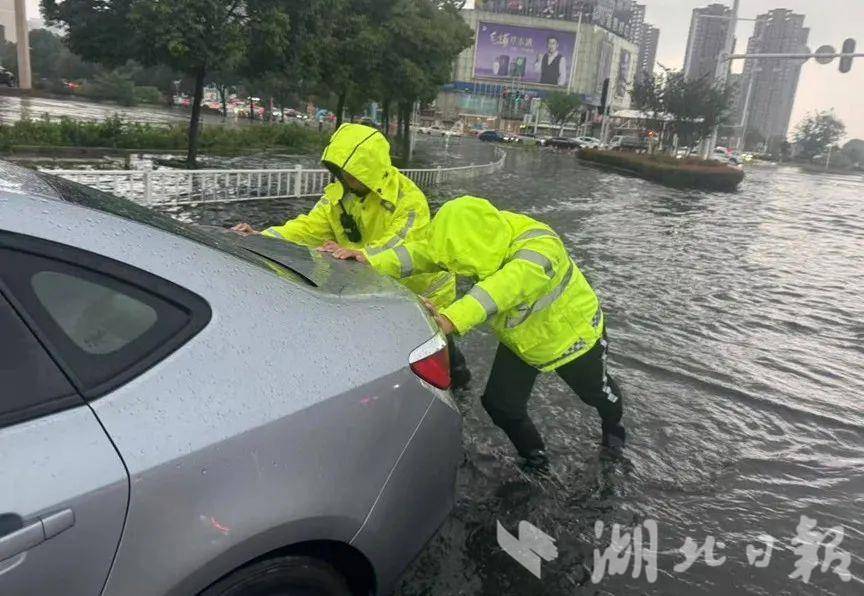咸宁民警将故障车辆推行至路边，恢复路面通行。