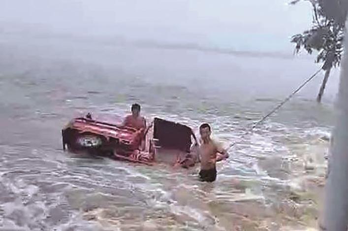 胡家宝、胡永辉父子俩在洪水中救人 通讯员供图