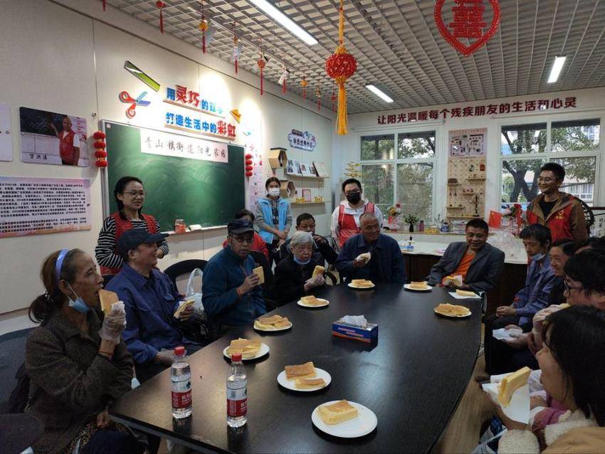 青山区组织开展丰富多彩“国际残疾人日”活动.doc