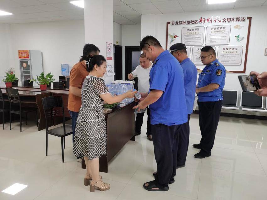 襄城区卧龙镇工会开展多场次户外劳动者“送清凉”慰问活动.docx