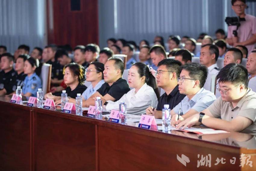 评委认真聆听打分