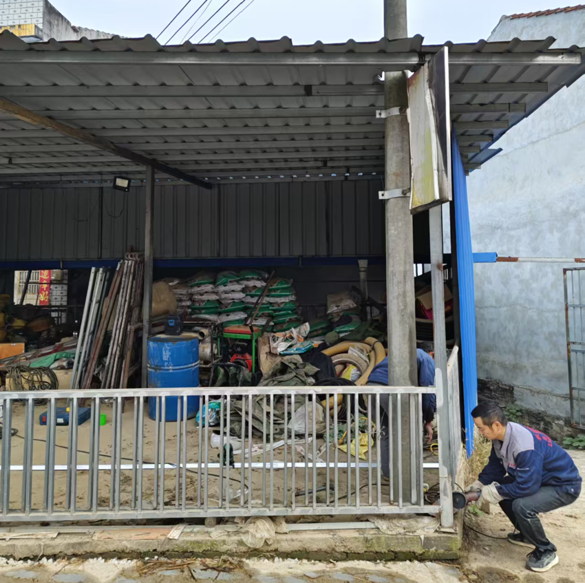 拆围栏、拓道路、装路灯——红安县大河畈村“美丽红城攻坚战”见实效.docx