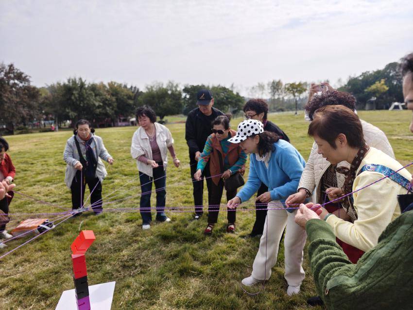 金色暖阳踏秋韵  邻里情深筑和谐.doc