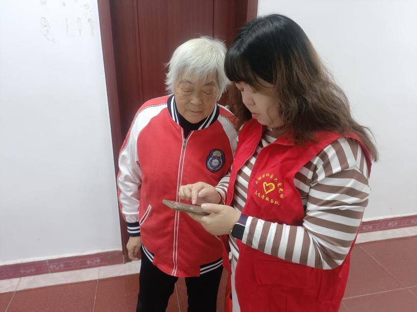 11.6 诈骗电话频骚扰 社区“格格”来解忧.docx