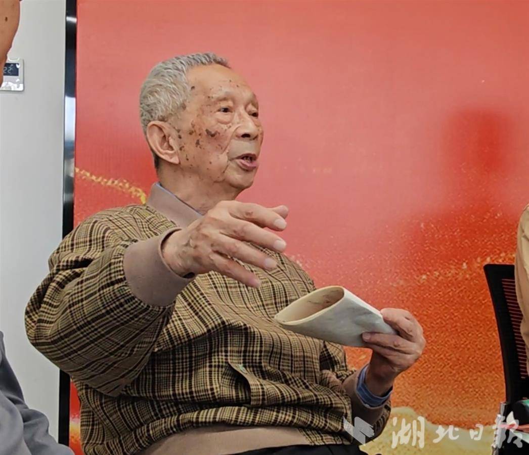 秦裕琏接受记者采访。（湖北日报全媒记者左晨摄）