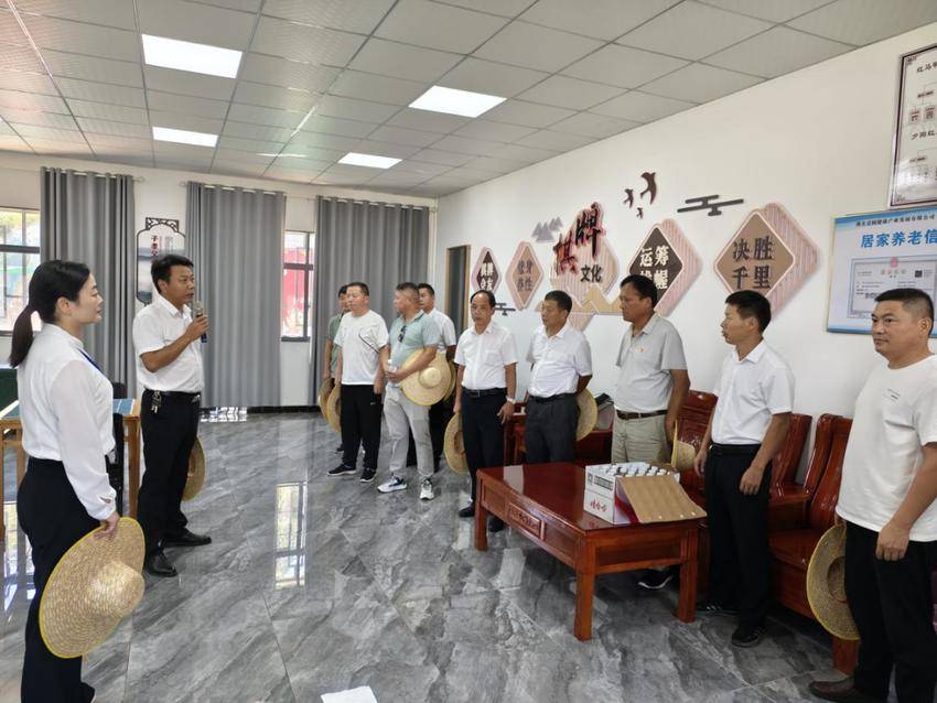 人大代表视察民生实事项目 推动惠民工程落地见效.doc