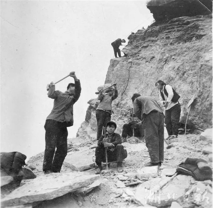 幸福渠二期工程建设劈山开渠（宜都市档案馆资料图）