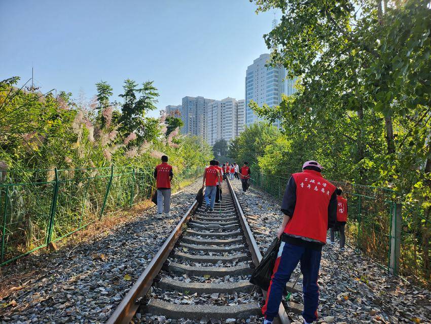 10.31铁路沿线环境整治 共筑清洁美丽“长廊”西陵街道营盘路社区开展铁路沿线环境整治工作.docx