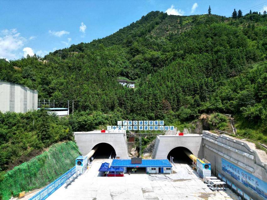 【交通强国】中交二航局桂钟高速7标银殿山隧道左洞顺利贯通.docx