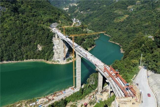S245省道巴东县泗淌至金果坪段改线工程最后一片T梁成功架设.docx