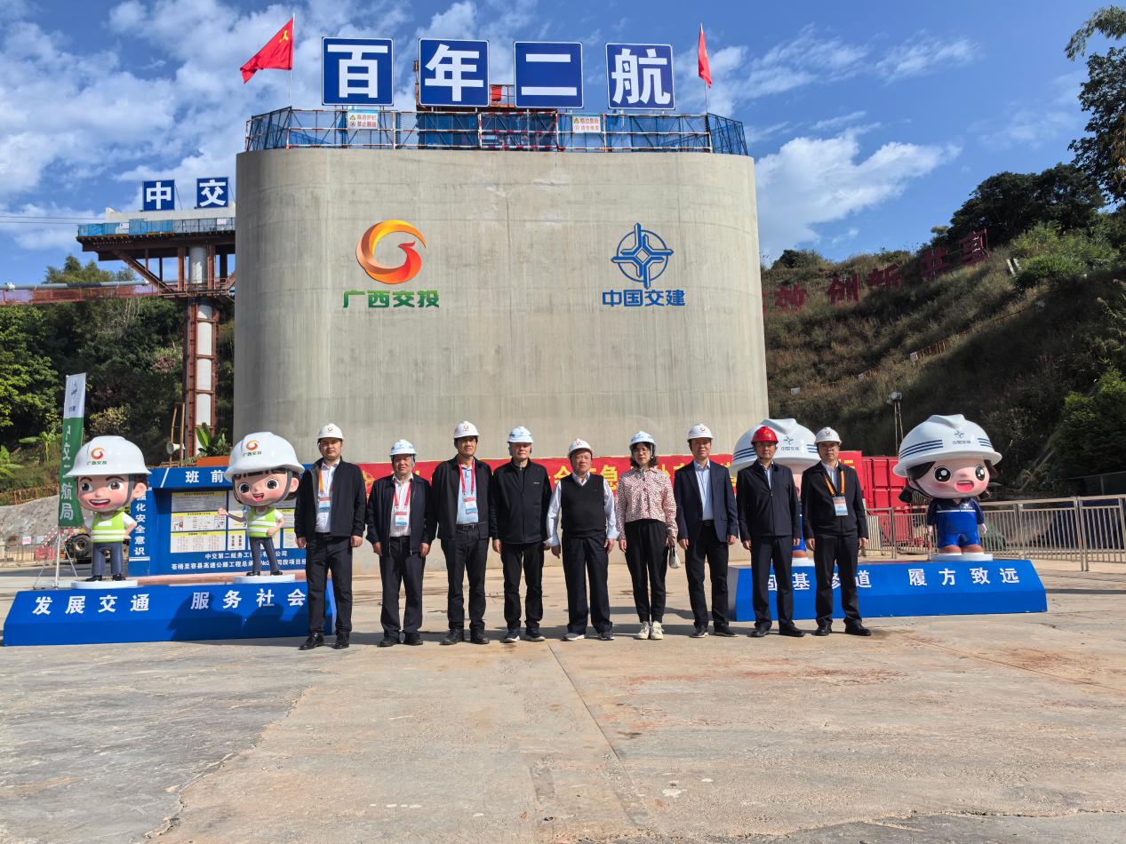 【一线传声】中国公路学会桥梁和结构工程分会2024年桥梁学术会议参会代表赴中交二航局苍容浔江大桥项目参观调研.docx