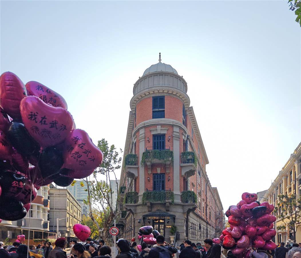 修缮后的巴公房子成为网红打卡地。（通讯员李扬摄）