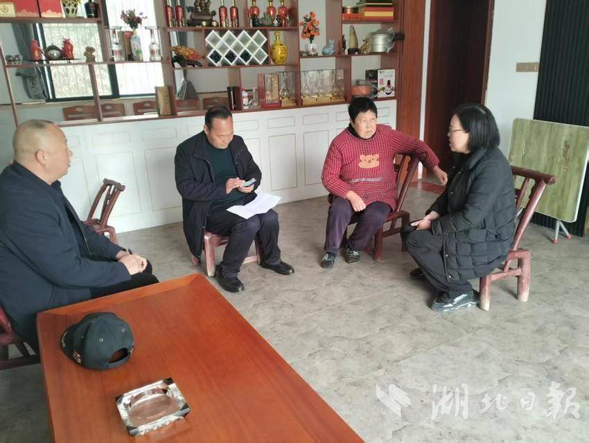 水坪镇慰问老党员.docx