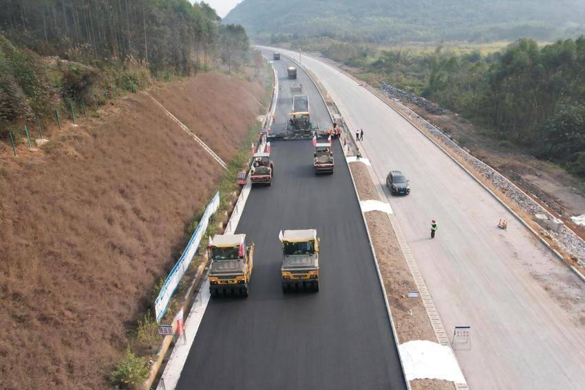 【交通强国】罗鹿高速一标项目沥青中面层试验段摊铺工作顺利完成.docx