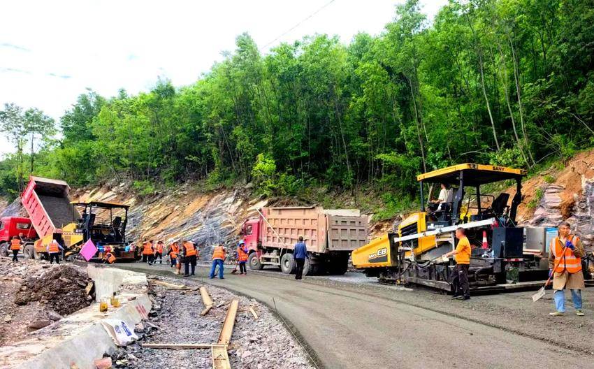 建投集团久通路桥公司完成张家坪抽水蓄能项目配套公路水稳摊铺任务(2).doc