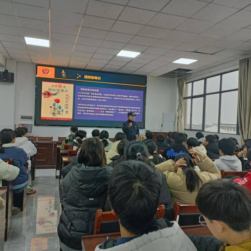 警校联动筑防线 安全课堂护成长.docx
