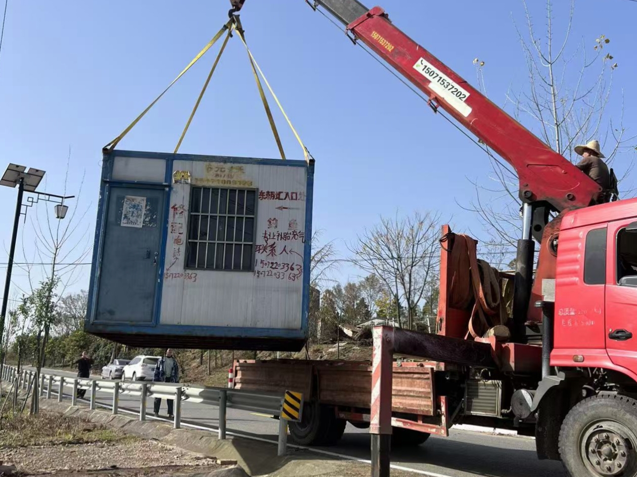 隆七路沿线拆违治乱再发力.docx