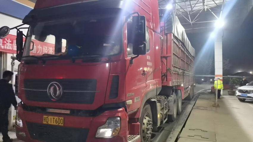 天门市交通运输综合执法支队：路警联动 雷霆治超.docx