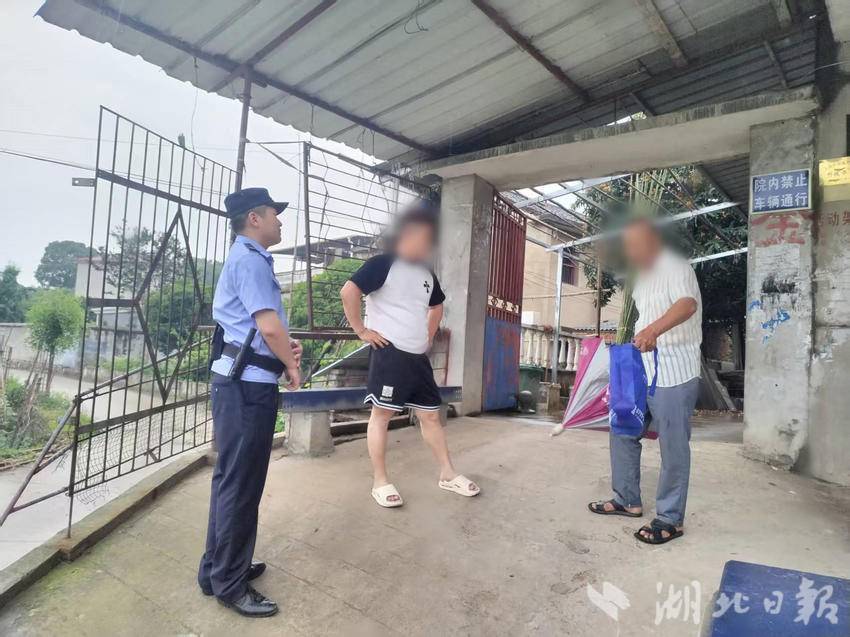 （向醉酒清醒后的老人询问相关情况）