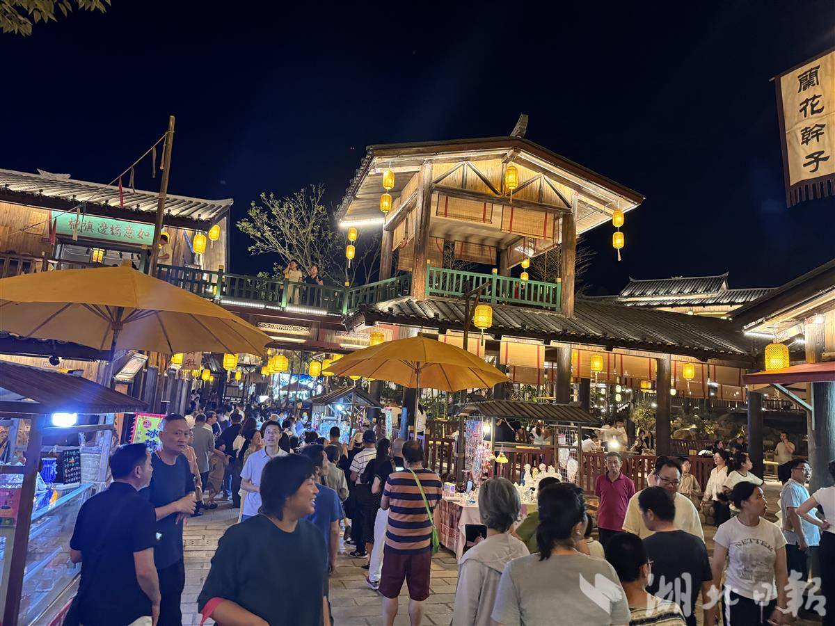 006 仿古街区，人来人往。湖北日报通讯员 徐婷 摄.jpg