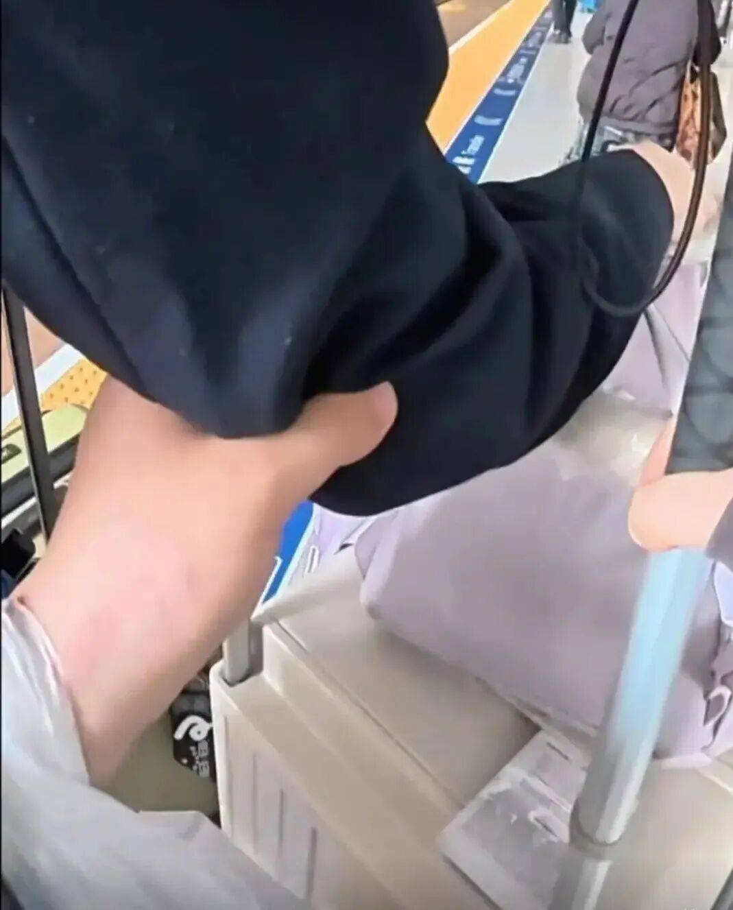 新春走基层丨至少97次被拍下！女大学生坐高铁回武汉，网友：泪目！点赞！