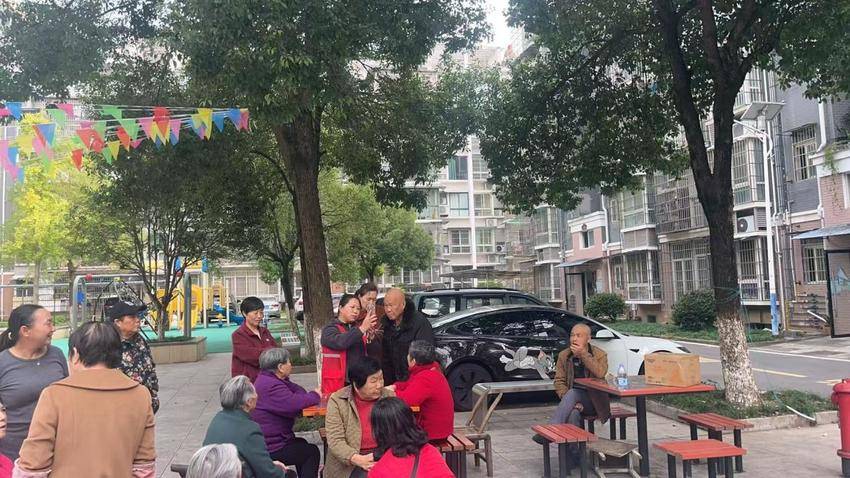 网格员进小区“暖心代办”2025.10.29.doc