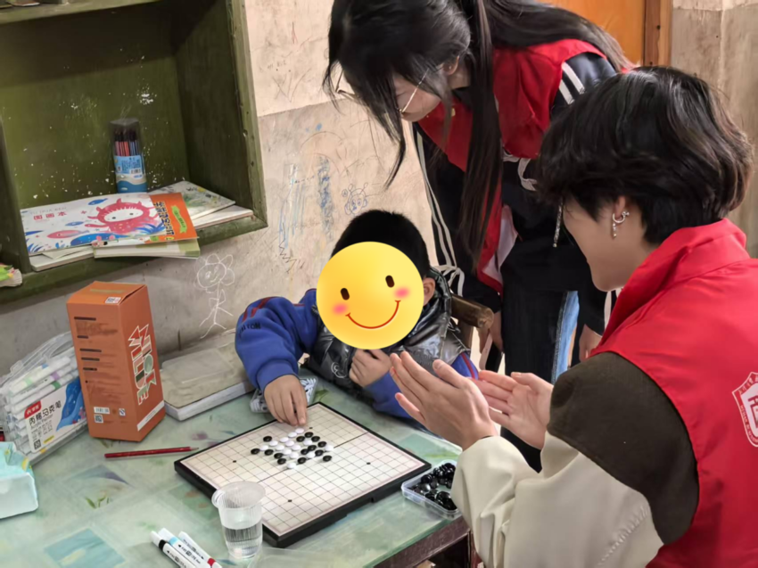 守望红色热土 拥抱红安童心.docx