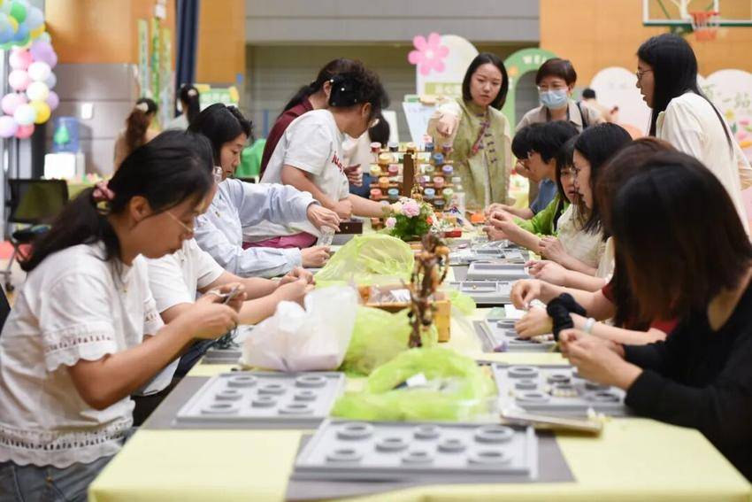 套萌鹅、做手工、抽卡牌...这场「夏日限定」游园，解锁「心」能量~(1).doc