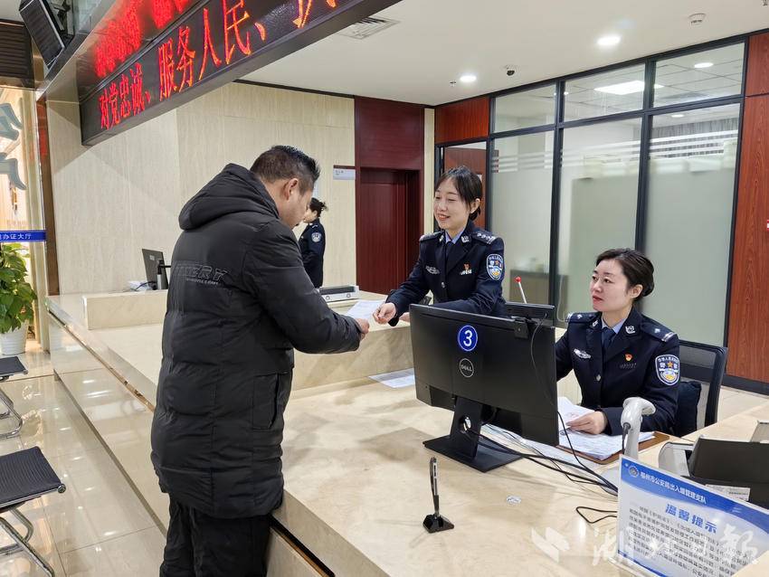 （民警为涉外企业提供办证服务）