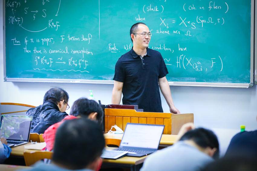 袁新意在北京大学授课。（受访者供图）