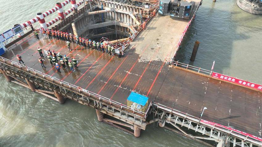 【特别策划】南通天生港码头项目成功举办船舶碰撞钢围堰应急演练.docx