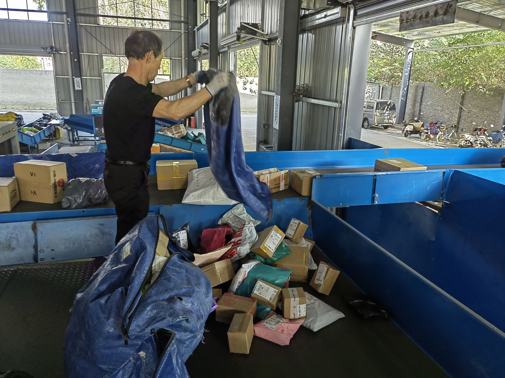 湖北潜江：迎战“双十一” 快递行业“火力全开” - 湖北日报新闻客户端