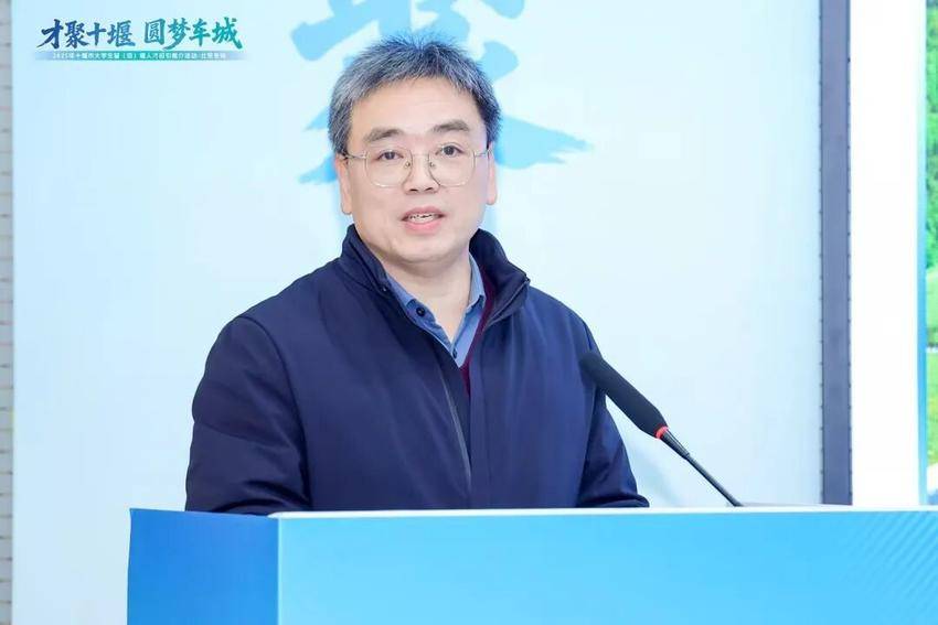 重点引才单位——湖北汽车工业学院人事处处长朱战炜作宣讲推介