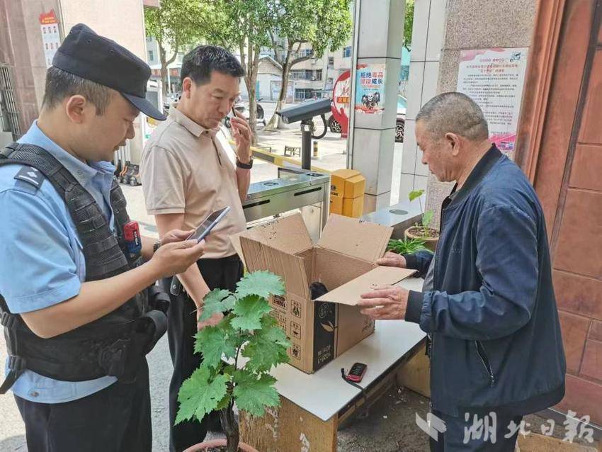 郧阳警民联手救助两只国家级保护动物.doc