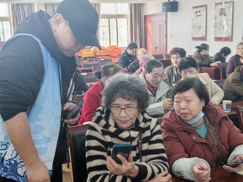 银发指尖“潮”操作，解锁生活“新”密码 .doc