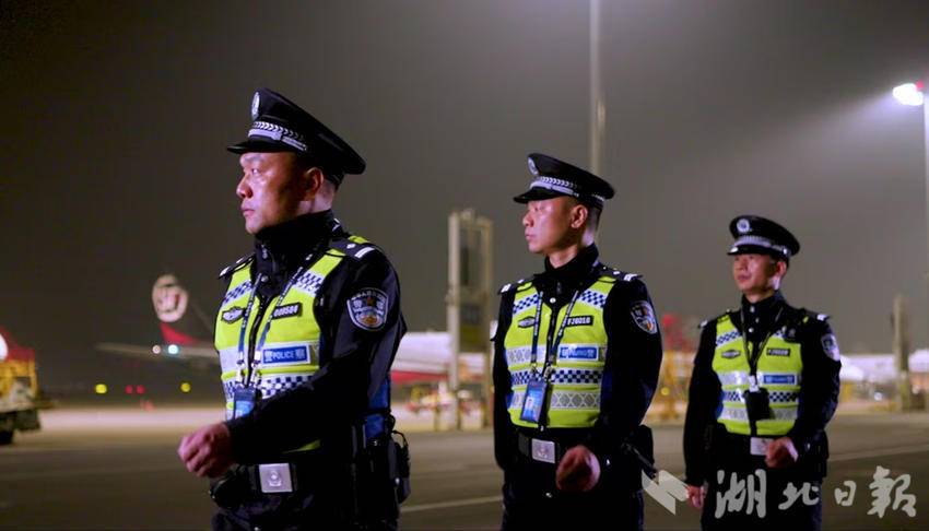 民辅警在机场夜巡