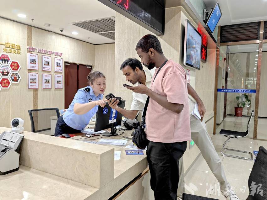 （民警为外籍人员办理签证）