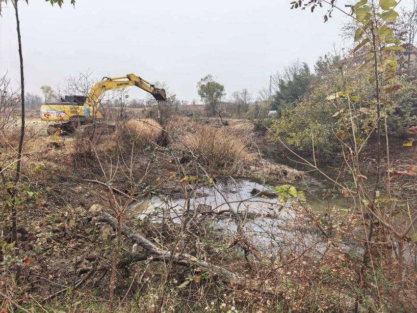 安陆市南城街道陈沟东村挖塘清淤为农田“蓄”活力.docx