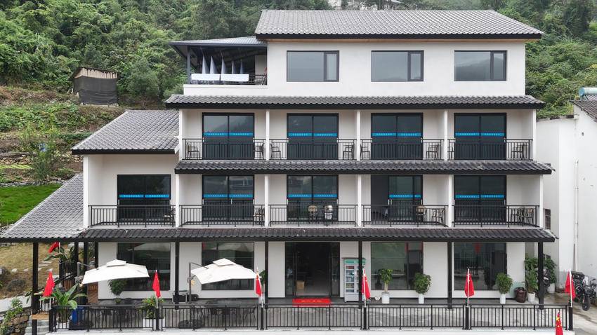 宜昌长阳：渔民上岸开民宿 清江畔转型新景.doc