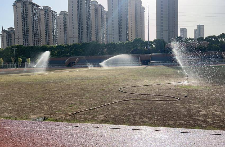 校园里的 “巧干浇绿人”—— 记总务处副主任常春胜的日.doc