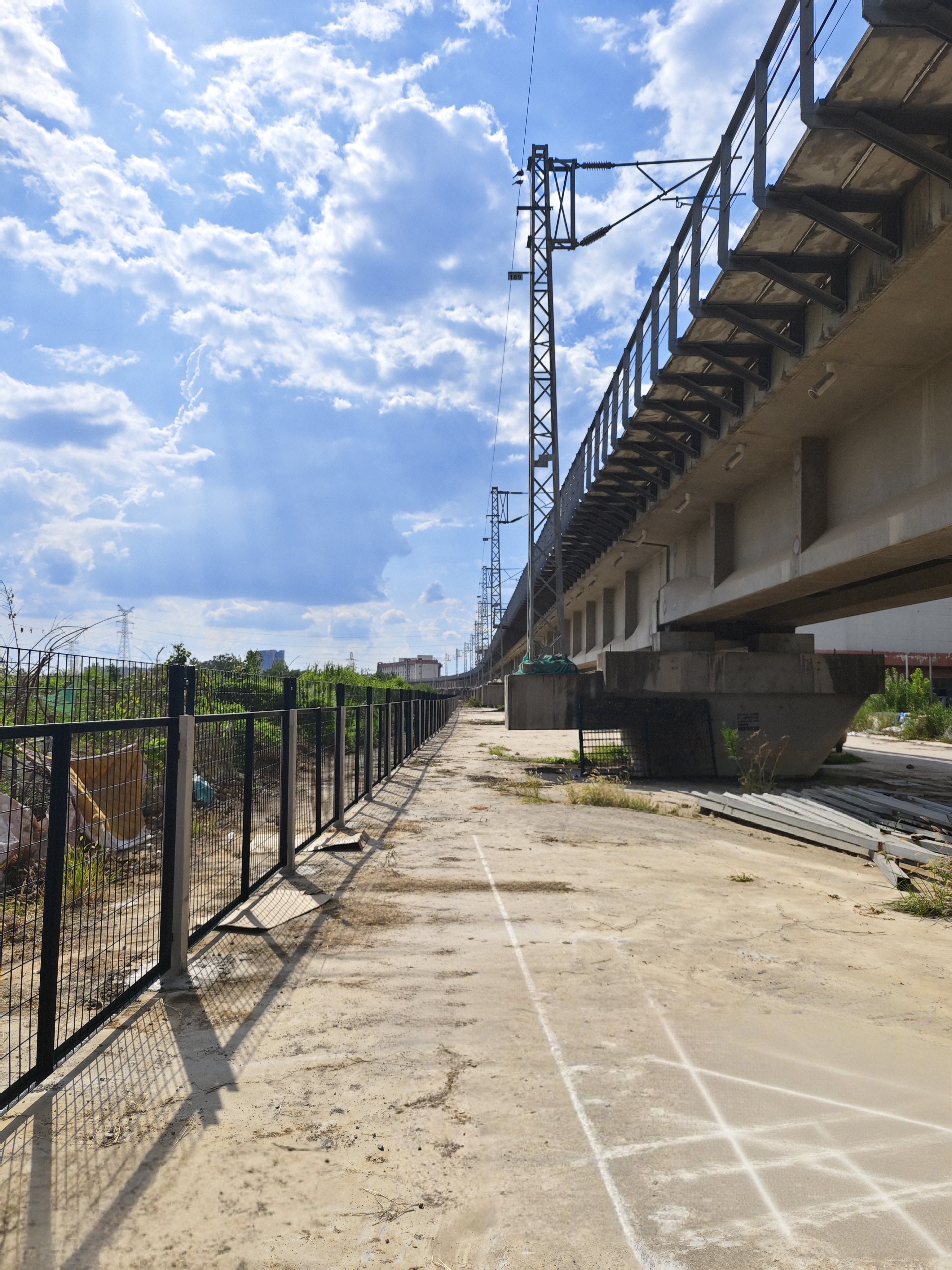 路地同心破难题 携手攻坚护平安——湖北铁路运营公司与长江新区合力整治武黄铁路路外安全环境纪实（8.5刘总定稿）.doc