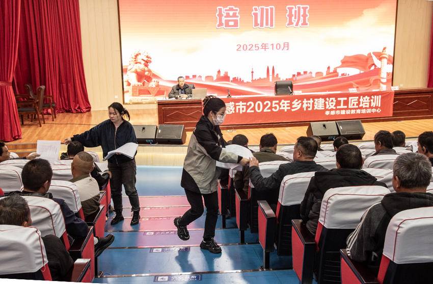 云梦住建局搭台！223名“泥巴匠”学技拿证，就业路更宽(日报).docx