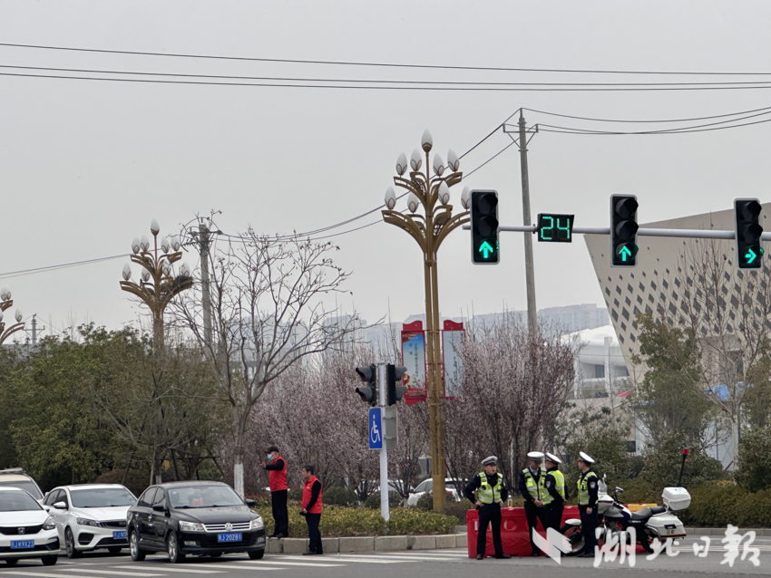 0316麻城志愿者暖心服务助考生乘风破浪.docx