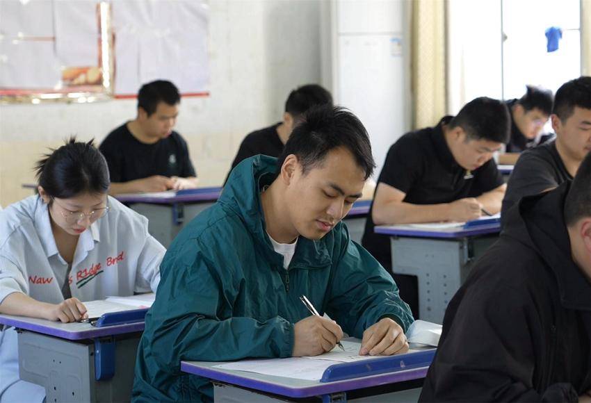 考生在考场认真做题