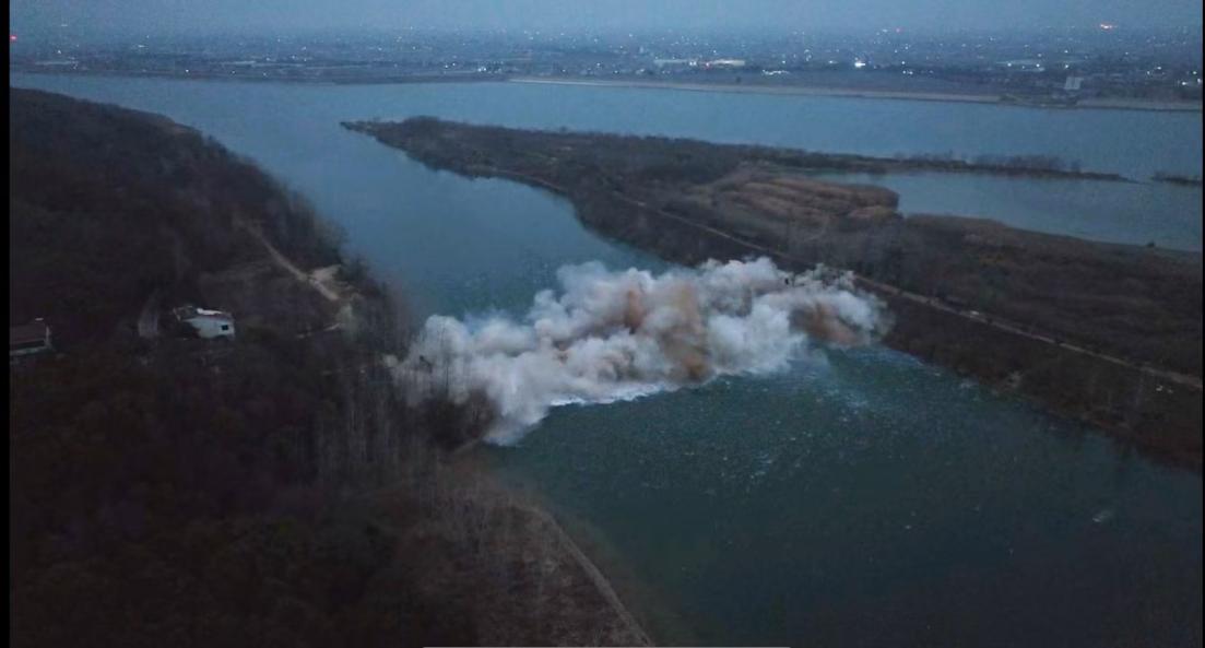 【一线传声】中交二航局艳洲枢纽项目碍航小河桥成功爆破拆除.docx